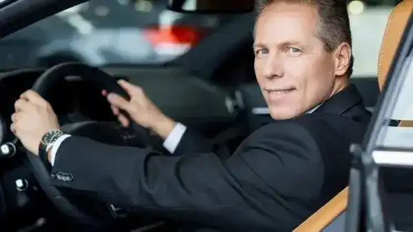 Comfortable and stress-free ride with professional driver in Dubai
